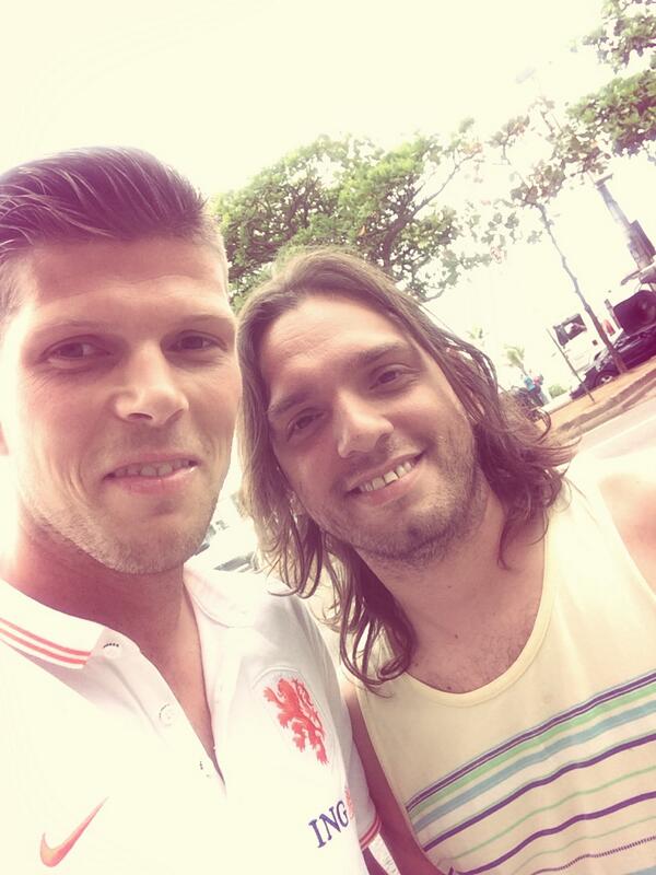 KJ_Huntelaar's tweet photo. Aangekomen in Rio en wie is daar ook, Waylon! #daarisiedus #waariswaylon #wk2014 #geenpaniek 😎 http://t.co/Yq7AT9BzaY