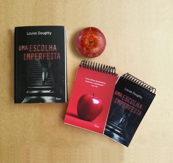 Concorra a 2 kits com livro + bloco de Uma escolha imperfeita. Use #EscolhaImperfeita + sorteia.eu/9D .