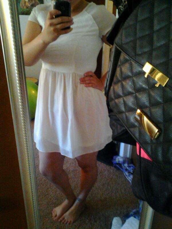 TheBombMaddieB's tweet image. Grad band dress #white #aztecdesign #tan