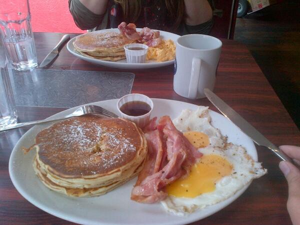 ChloeBlyth69's tweet photo. Your missing out @BenWashington90 @LoranSimpson #diner #yum http://t.co/fJkxGvt1Ta
