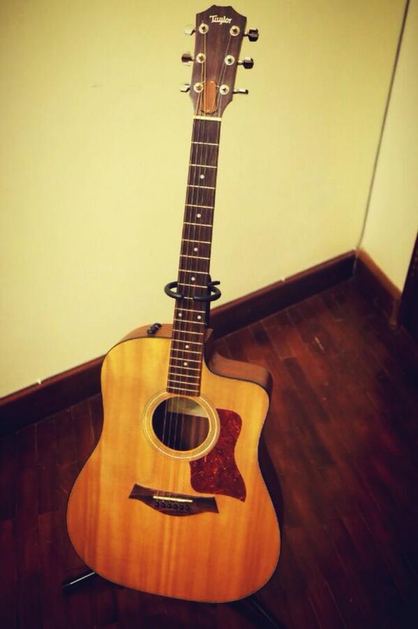GitarMart's tweet photo. Taylor 110CE (used) Super Mint Condition 95%++ 7,800,000. 08892382387 @radyaguitars @gitarisblues http://t.co/eNYMoi1Eqb
