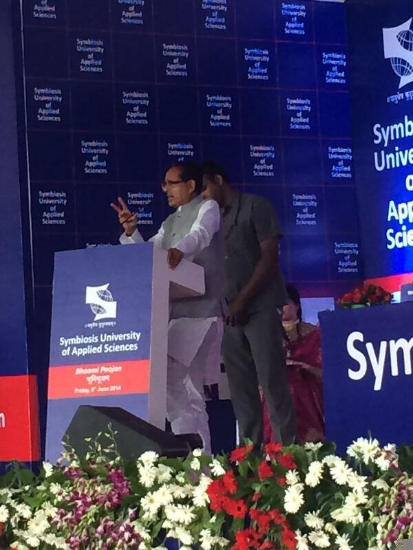 ChouhanShivraj's tweet photo. Attended the ground-breaking ceremony of Symbiosis University of Applied Sciences in Indore. http://t.co/u22So93HMY