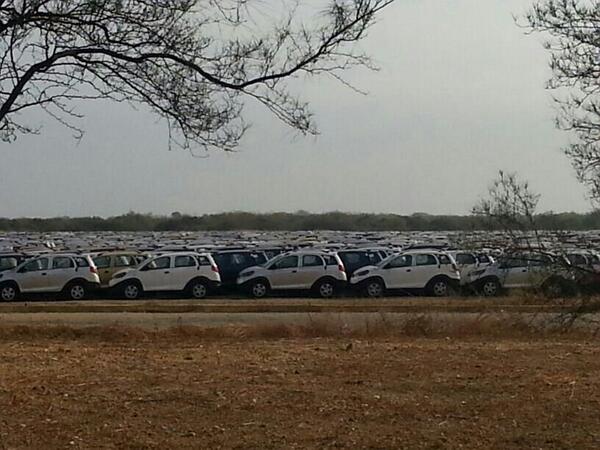 inversiones_kmg's tweet photo. NO ES INVENTOS ES REALIDAD MAS DE 1000 CHERY MODELOS MIXTOS EN BASE NAVAL PUERTO CABELLO SE ESTAN PERDIENDO RETWI http://t.co/tTKpS5EF3P