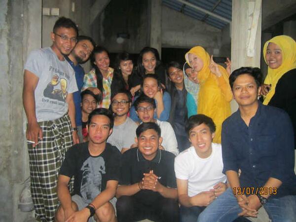aprienata's tweet photo. Kangen pengen ngumpul lg @diazdanar @ra2pratiwi @renggra @asy_viani @adjoeelio @sisiaiiu @_Syibil http://t.co/pMr8nya9wi