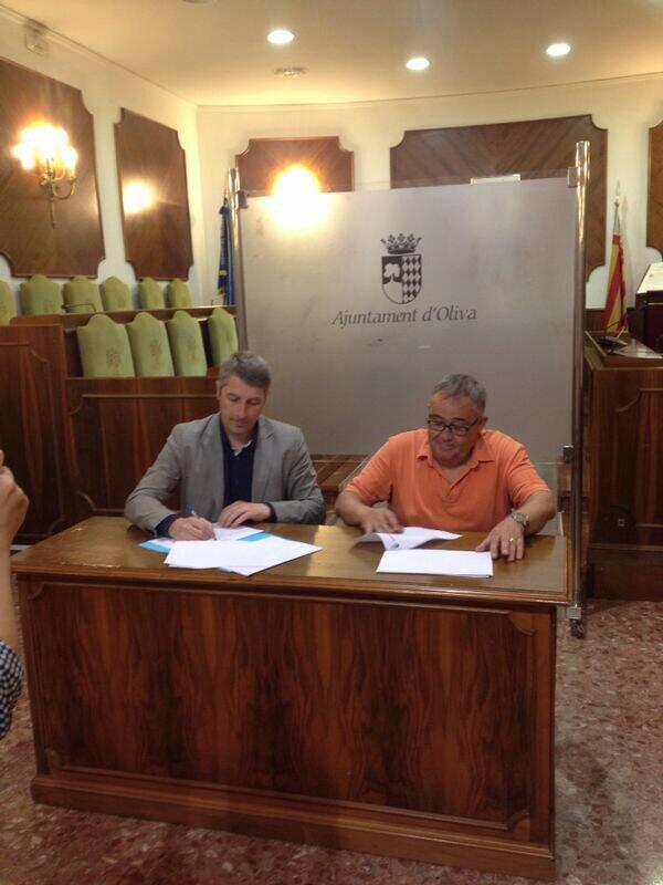Amb <a href="/ferranesc/">Ferran Escrivà C.</a> President de l'Artístico Musical d'#Oliva signant el coveni de col·laboració amb L'Ajunt. d'Oliva