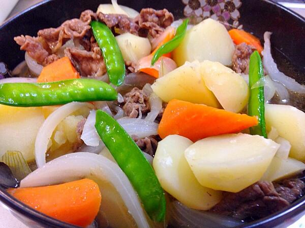 shinnriko's tweet photo. 家庭菜園のジャガイモで肉ジャガを作りました。
白くて美しい新ジャガが土の中から顔を出します。
ジャガイモの種類は『さやか』といいます... (肉ジャガ 家庭菜園の野菜) http://t.co/zFrpTwkVRq #SnapDish http://t.co/gbp3nP1UI6
