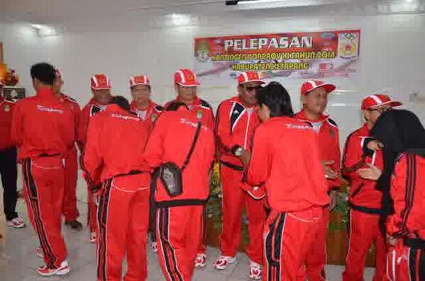 KetapangInfo's tweet photo. kontingen Kabupaten Ketapang resmi dilepas oleh Bupati Ketapang melalui Plt.Sekda http://t.co/quzinpPiQy http://t.co/fSiKvcdmtX