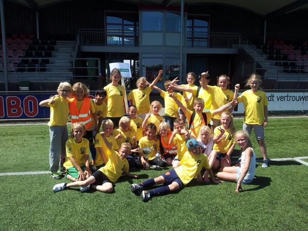 akaedevos's tweet photo. @kcdesprong wat een prachtige dag! #sportolympiade Rosmalen. Onze zwemmers 1e geworden #trots http://t.co/NMDHYRsa9N