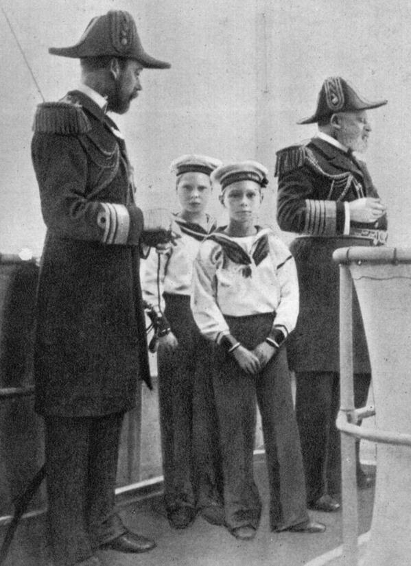 民族衣装bot 1908年 ロンドン エドワード7世 右 と息子ジョージ5世 左 孫のエドワード8世とジョージ6世の写真 Http T Co N5nni9sutz