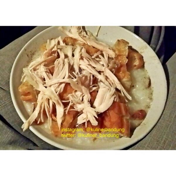 Kuliner_Bandung's tweet photo. Bubur Ayam Otong di Jl.Jend Sudirman (dekat pasar Andir) #kulinermalam http://t.co/DBQa1uoQ8y