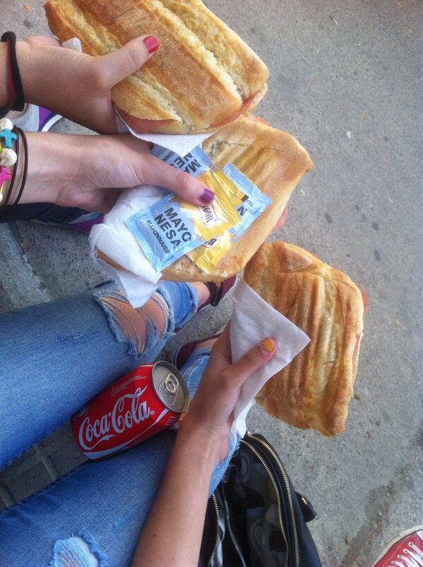 MariaGGlez's tweet photo. "@irenita_7: Hoy rememorando el instituto, un poco de piti para coger fuerzas 😁😁 @MMSiete @MariaGGlez http://t.co/FXSVbo4Bnr" 👌