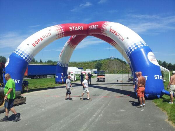 Stg_Roparun's tweet photo. Ook in #Parijs schiet het al lekker op. De #Roparun #startboog staat in ieder geval al overeind! http://t.co/ryfxVs8gYw