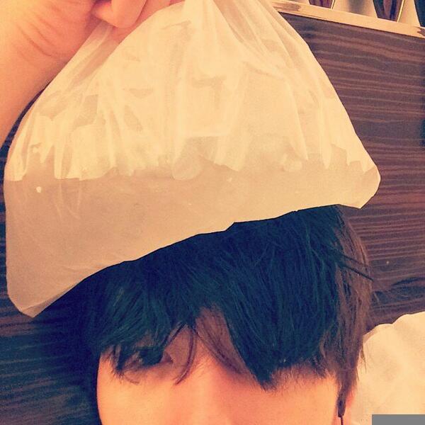 baekhyunfanth's tweet photo. [TRANS/INS] 140604 Baekhyun: หัวบวมอะ เอาน้ำแข็งมาแล้วฮะ (น้ำแข็ง(ถุง)มันใหญ่เท่าหน้าผมเลยอะ หนักมาก) *cont* http://t.co/JCFCBIEeVJ
