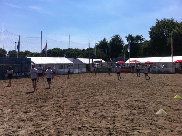 Veel plezier bij leerlingen van RSGLingecollege bij het Beachsoccer. Heerlijk met dit weer
