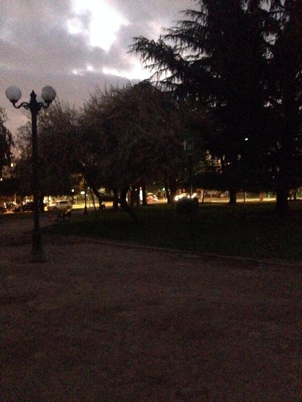 Jimenatalia1's tweet photo. Así estaba la plaza las lilas de @Muni_provi pasadas las 6 de la tarde ayer, nos tuvimos que ir por la falta de luz http://t.co/sxLCz0hkJj