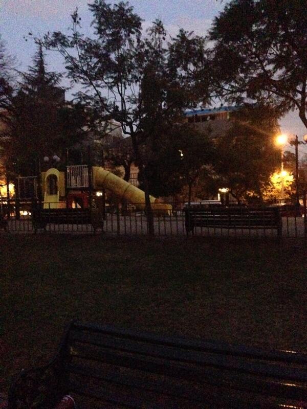 Jimenatalia1's tweet photo. Así estaba la plaza las lilas de @Muni_provi pasadas las 6 de la tarde ayer, nos tuvimos que ir por la falta de luz http://t.co/sxLCz0hkJj