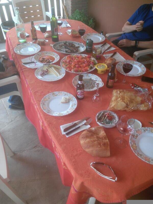 EduardoGarLa's tweet photo. De comida adesiana!! @Pedrovu_10 @jako7489 @jorgetozal @edusanchez89 y el mítico #fran http://t.co/8qjkmV5FAH