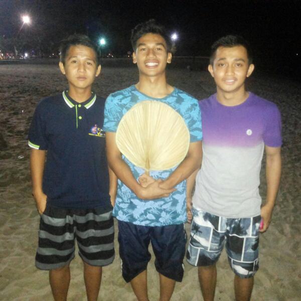 ariffkamalz's tweet photo. With @rajeizzuddin n @Hakimieow .bbq time
#telok kemang http://t.co/s5DEF7YMp1
