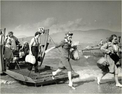[PHOTO] Red Cross workers land on the beach in France (1944) #DDay70