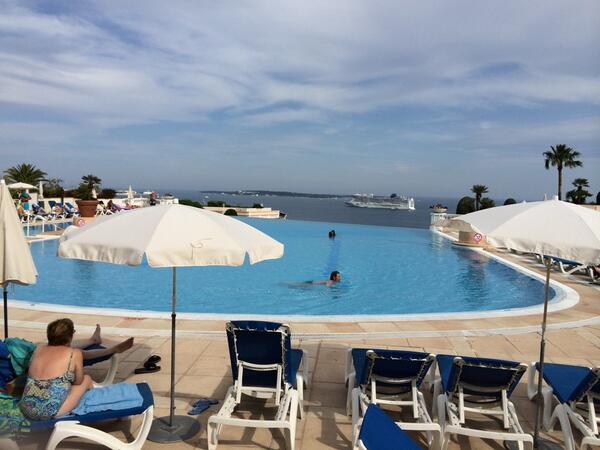 bjudel's tweet photo. #cannesbeach superbe sa piscine à débordement ses jardins magnifiques son espace de vente #pvci #chargésdaffaires http://t.co/7JE6tYlZIt