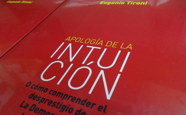 RT y estás participando x "Apología de la intuición" de @EugenioTironi (Editorial <a href="/PlanetaChile/">PlanetaChile</a>). Sorteo hoy a 18:00