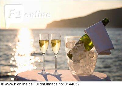 Zorgeloos genieten van een glas wijn/bier in de zon? De BOBB rijdt u veilig naar huis, in uw eigen auto! DEBOBB.NL