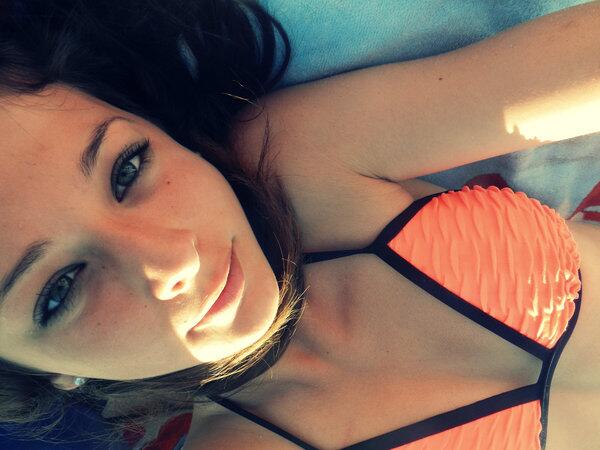 __Smiling_'s tweet photo. #rt et je te follow ♥ http://t.co/pr6Ve31Xr3