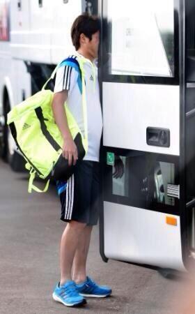 Uzivatel True Red Devils Na Twitteru 急に開いたバスのドアにぶつかる内田篤人がシュールと米メディア 笑 Http T Co J6kv1lg9bk Twitter