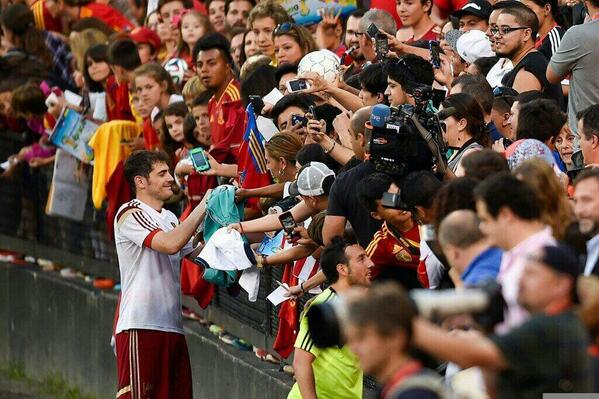 IkerCasillas's tweet photo. Cientos de aficionados vieron ayer el entrenamiento de @SeFutbol !! Mañana partido ante El Salvador... http://t.co/MANOs2F3AO