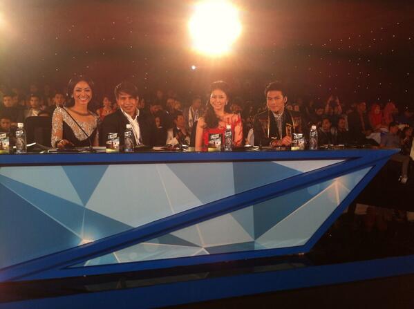 JetsMania1's tweet photo. "@nandojets: It's on! live @TRANS7 @LMen:Juri yg bertugas #LOTY2014 @YovitaLesmana @whulandary2626 @HendraNugraha http://t.co/rnlcQtbokm"