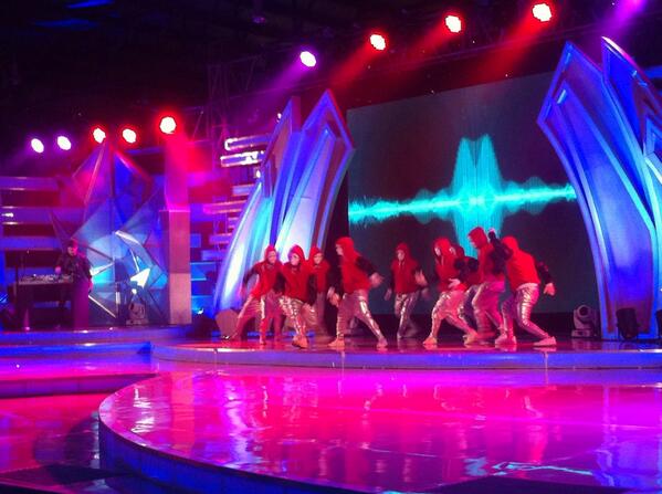 LMen's tweet photo. #LMen Opening by @AlKohler7 &amp; Jabbawokeez dance http://t.co/j3I4Halgjx