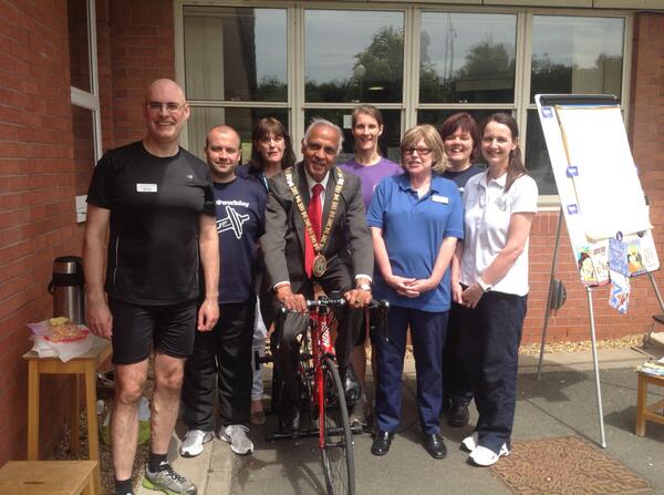nhsswft's tweet image. Mayor of Rugby Ramesh Srivastava takes part in #SWFT&apos;s virtual cycling challenge for @thecsp&apos;s #workoutatwork day.