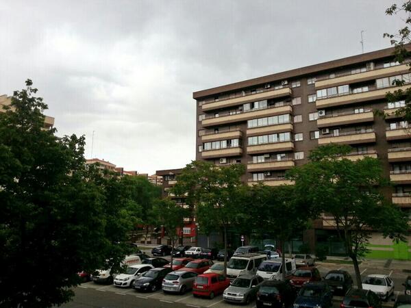 elisailesa's tweet photo. H.L nos desa un feliz fin de exámenes!  @marinacuac (Va a llover tronqui) http://t.co/XxKuDGl3hB
