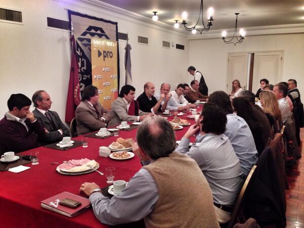 delosriospro's tweet photo. Desayuno organizado por #G25 y @ProSalta donde contamos con la participación de Federico Stuzenegger y empresarios. http://t.co/Mpi1JtVjWP