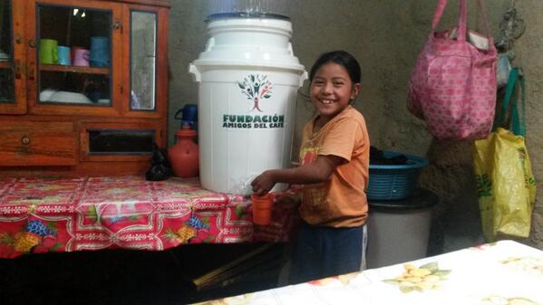 Fundacafe's tweet photo. Filtros de agua que estamos colocando a los beneficiarios, y con estos bajar los indices de enfermedades intestinales http://t.co/nfRuWXwOmT