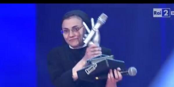 HuffPostRelig's tweet photo. Hallelujah! Singing Nun WINS @TheVoice_Italy, thanks God and recites the Lord's Prayer  http://t.co/tArOlhJm55 http://t.co/JnaIMdwkR5