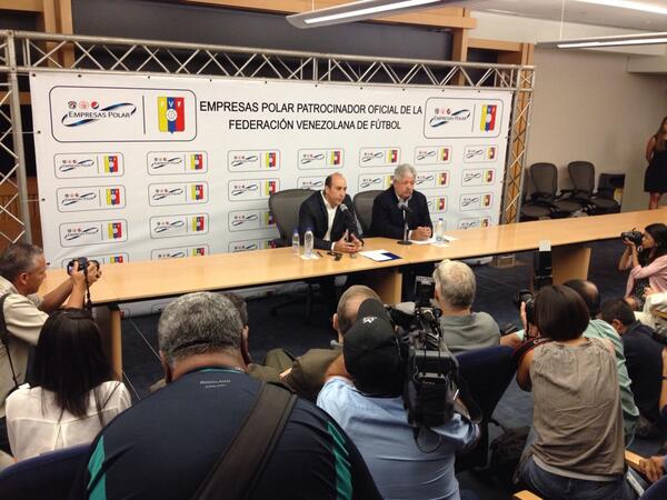 PepsiVEN_'s tweet photo. Es un hecho ¡@EmpresasPolar firma Acuerdo de Patrocinio de todas las categorías de la @FVF_Oficial! #futbolAhora http://t.co/dK9wkJ9ISw