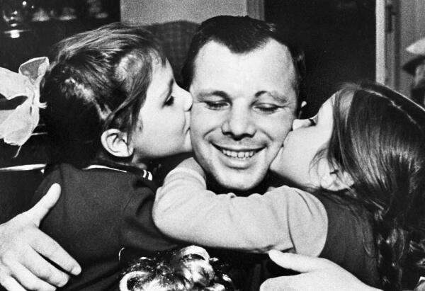 HistoryFoto's tweet photo. Юрий Гагарин с дочерьми. СССР 60-е. http://t.co/8EOaAYqgoV