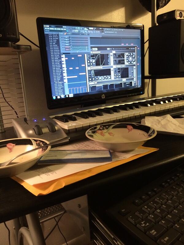 DonHighsman's tweet photo. My cousin studio in the city #chicago #tru #music #studio #progressivehouse #money #tight #little #haha #FLSTUDIO http://t.co/V4NuiCiuNb