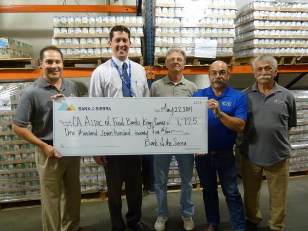 KingsCommunity's tweet image. Thanks for the generous donation #Hanford #BankOfTheSierra, to KCAO's #HungerPreventionServices! #EndHungerNow