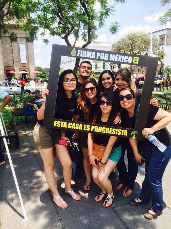 NvaIzq's tweet photo. Desde #Guadalajara se está trabajando para informar y recolectar firmas.¡Vamos tod@s por la #ConsultaPopular! http://t.co/rrLIkwt3Ay