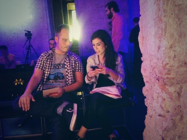raulifer's tweet photo. Listos para ver a los #1xy en @Escuela_Complot con la gran @esthercarrasco a la retaguardia ;) http://t.co/XW4gO0wUTe