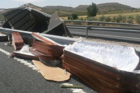 JotaPerpac's tweet photo. Un accidente pa morirse de miedo. Vuelca furgoneta cargada de ataúdes en la A92 #granada #sevillahoy http://t.co/YAq2fuLuHI
