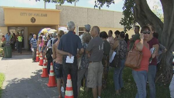 WPLGLocal10's tweet image. Talk about hot?  People in #Hialeah line for hours in the heat to sign up for #Sec8 housing. bit.ly/1xioOUy