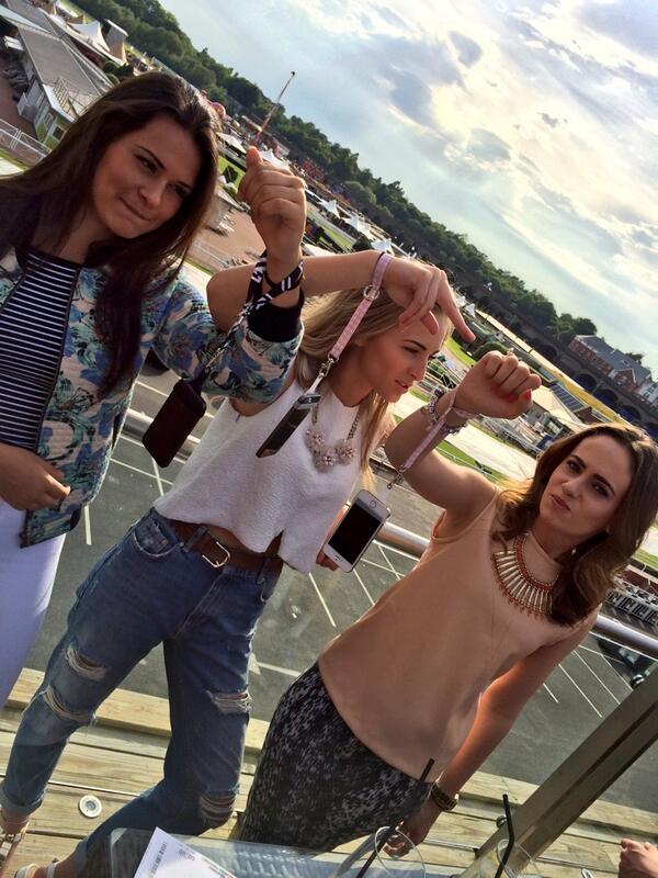 RufusCarter's tweet image. It's all about the Wrist'ees @mybunjee @izzygrey #POWPOW #RaveSafe #PhoneSafe