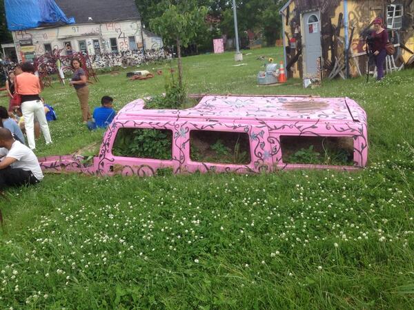 DocDeFreece's tweet image. Rest in pieces. #heidelbergproject #boggsschoolPBE