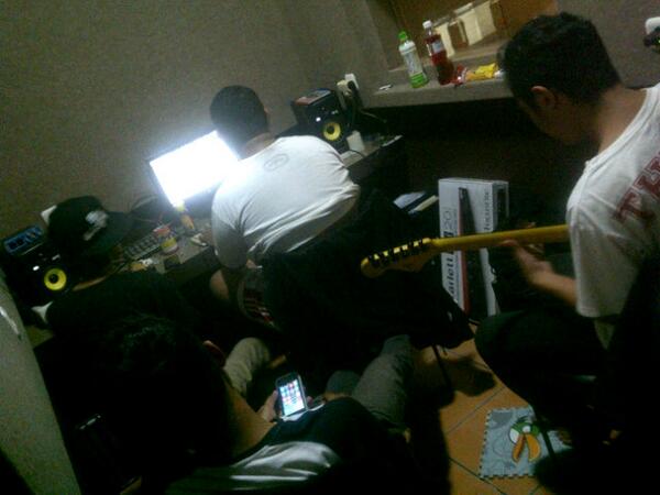 <a href="/Fasik_Official/">FASIK</a> lagi rekaman di AA Studio !