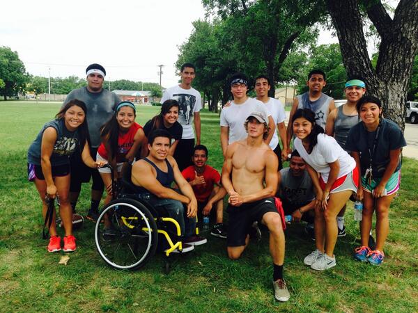 ramirezjanet52's tweet photo. Our last group picture.🐝💛🎓 http://t.co/L16qJi5UVX