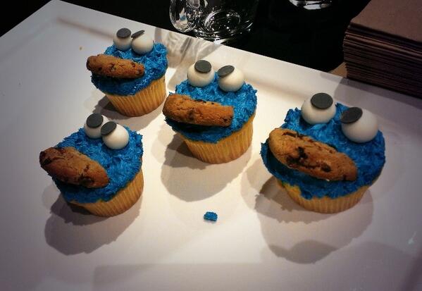g_brok's tweet photo. @sesamestreet #cookiemonster cupcakes tijdens pauze #Gamification college #nomnomnom @Filmdingtweets @fantazmgames http://t.co/FQ2CTvMt4f