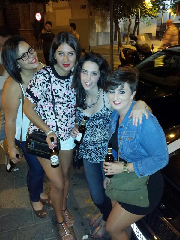 ConsuCampillo's tweet photo. Gran noche de cervezas con @Albaguai @Anamari_gc @DoriDazLpez http://t.co/KiJSNnkzwu